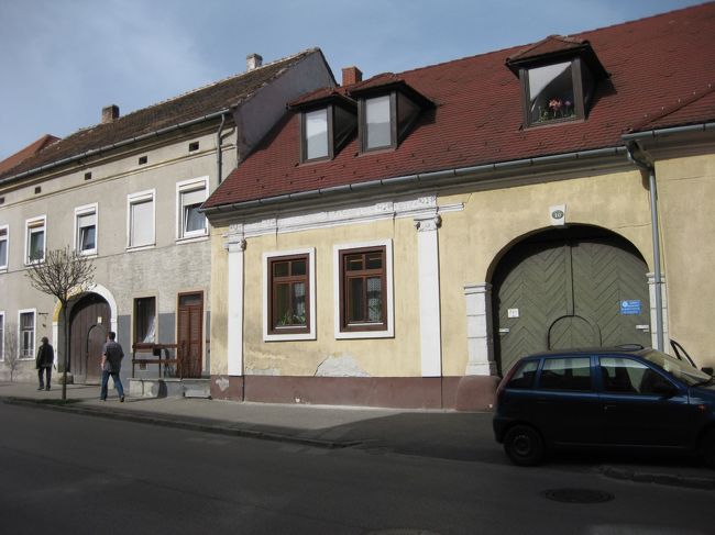 さらにSzentlelek 通りから Becsi 通りへ。<br /><br />ワインカーヴででもあるような家々。<br />