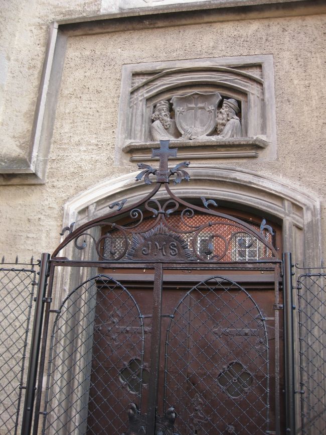 聖ヨハネ教会入口上部のレリーフ。入口は閉まっていた。