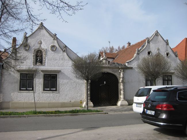 Fovenyverem 通りから交通量の多いミハーイ通りSzt Mihaly へ。<br /><br />ふたりのムーア人の家（ガイドブックによると1727年に建てられた農夫の家）