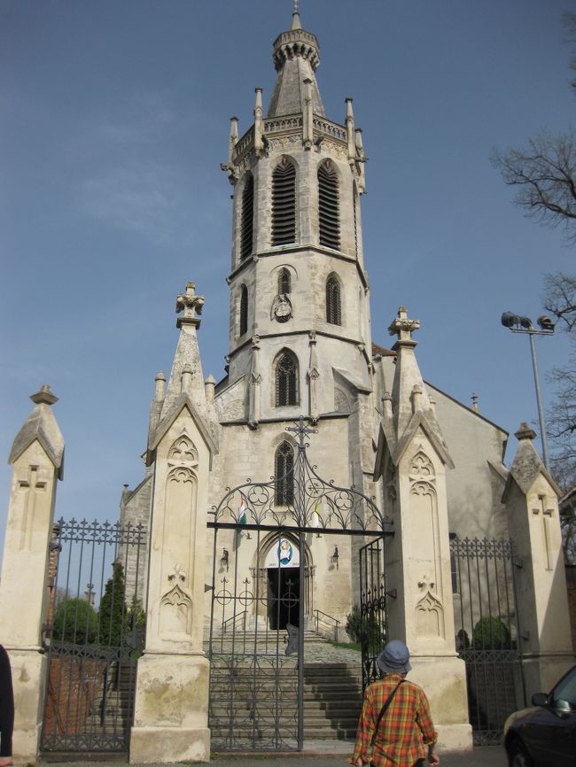 さらに進むと右手に聖ミハーイ教会。