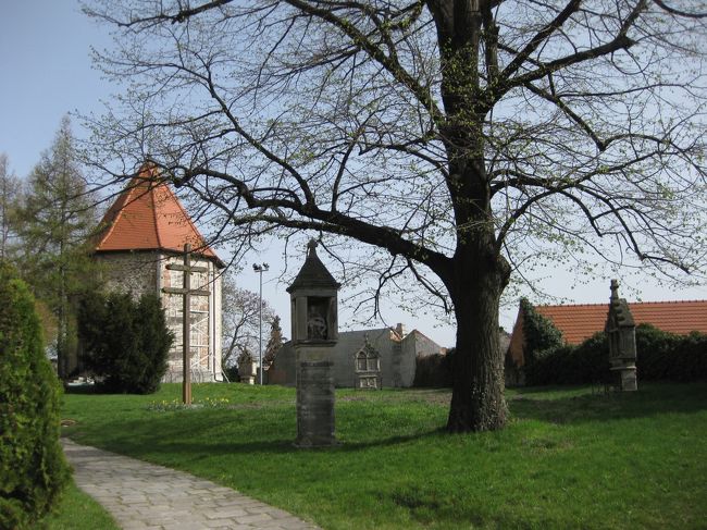 教会庭園には礼拝堂が建つ。<br /><br />修復作業をしていた人が、コンニチワと挨拶してくれた。ニイハオと言われると気分が悪いがこの旅の間一度も言われなかったなあ。