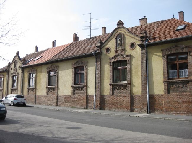 聖ミハーイ教会の向かいに建つ歴史を感じさせる建物。<br />よくわからないが教会の施設ではないかと思う。