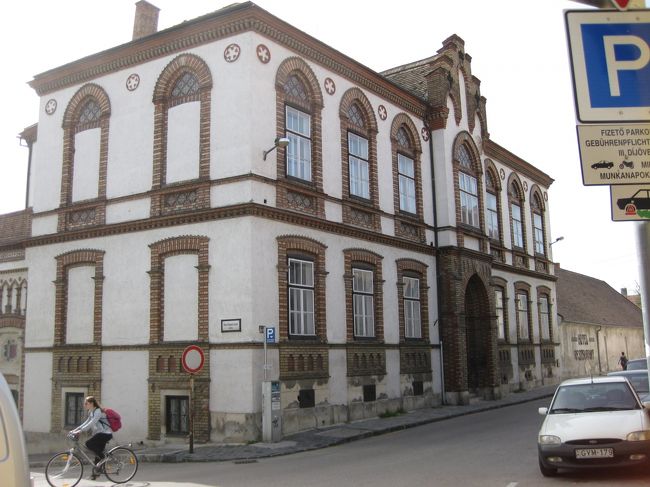 旧市街に戻る途中で見かけたひときわ目を引く建物があった。ミハーイ通りとハラース通りが交差するところです。