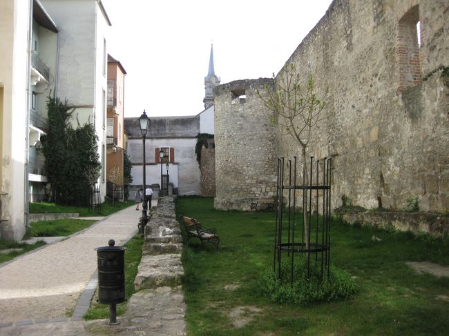 暑い日にたくさん歩いて余計に暑い、広場でアイスを食べて休憩。<br /><br />中央広場から城壁沿いの遊歩道に入っていく。