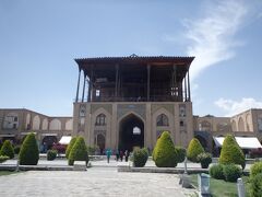 左の方には「アーリー・ガーブー宮殿」