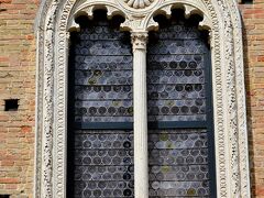 一つ一つ違うデザインの窓で飾られた国立マルケ美術館のファサード。