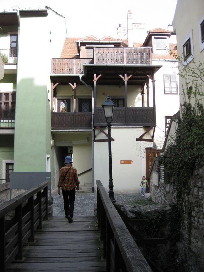 入って行くと木の橋があり住宅の中庭のようなところに続いている。<br /><br />セント・ジョルジ教会教会の裏手城壁に出た。