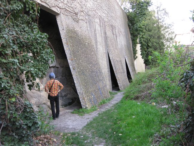 城壁を護るために覆いが設けられている。