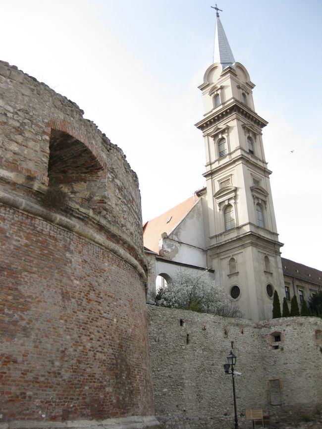 セント・ジョルジ教会の塔と城壁。<br /><br />この後ホテルでいったん休憩。