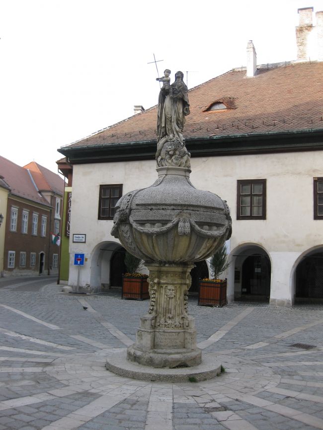ひと休みした後、旧市街南の方を歩く。<br /><br />マリアの噴水と小さな広場。