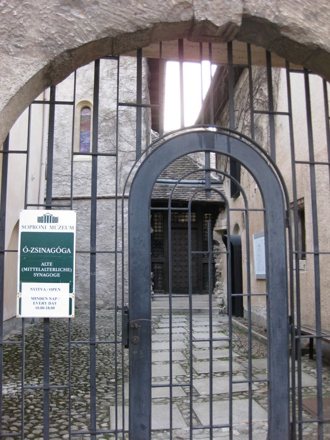 ウーイ通り Uj u. の中ほどに旧シナゴーグがある。博物館となっているが、すでに閉館。