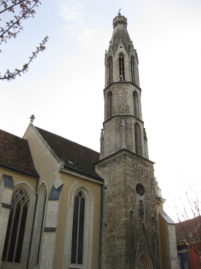 ウーイ通りを北に進むと中央広場に出る。<br />中央広場に面したやぎ教会。