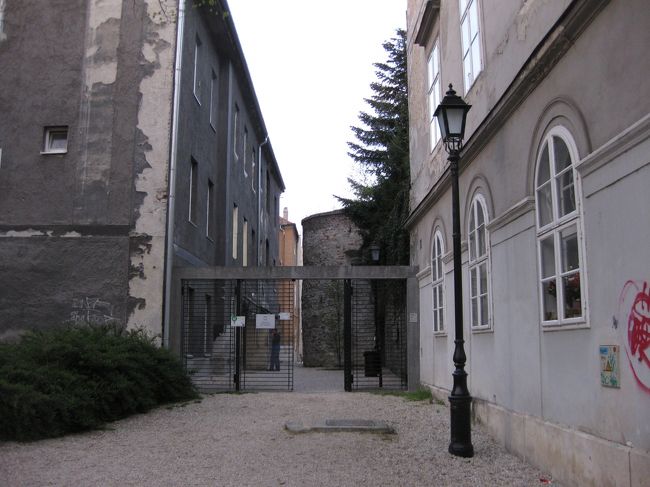 城壁遊歩道のゲート、やはり４月〜9月は9時〜21時だった。