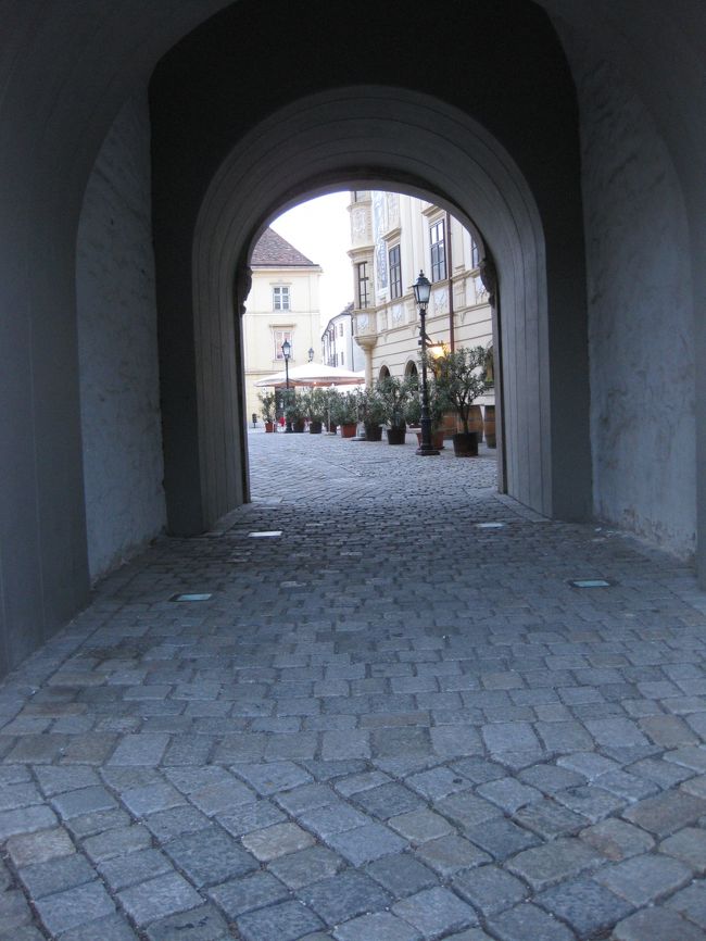 やっと満足して火の見塔の門をくぐりぬける。