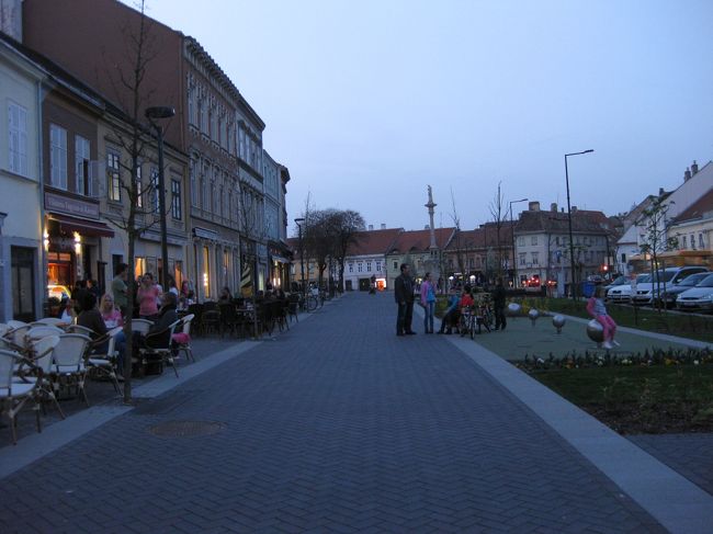 環状通りに出る。レストランが並び、賑わっている。