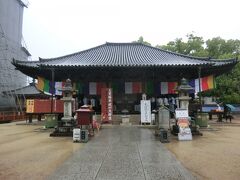 本山寺.本堂です。

雨がやむ気配は全くありません。
しかし、これも修行です。
恵みの雨に感謝して読経します。
合掌、礼拝。
摩訶般若波羅密多心経～