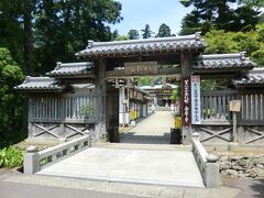 81番札所.白峯寺 13:10-13:40

弘仁6年、白峯山に登られた弘法大師は、山頂に如意宝珠を埋め、阿伽井を掘って衆生済度の誓願をされました。
1156年前、貞観大師が白峯大権現のお告げにより本尊を安置されました。