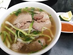 ベトナム料理は、日本人も好むお味でございます。
本場のフォー、ベトナムビールなど美味しかったです。