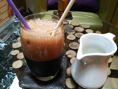 ベトナムコーヒーも有名です。
ベトナムコーヒーのアイスコーヒーもございます。
コーヒー豆を細かく挽いておりますので、
お味は濃いめです。
街歩きの休憩は、トイレが綺麗で、
冷房の効いたホテルをお勧めします。
しっかり休憩を取って、再び街へくりだします。