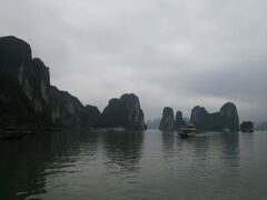 ハノイの街から少し外れますが、
世界遺産のハロン湾です。
浸食された石灰岩の奇岩が約300浮かんでいる湾で、
ベトナムを代表する景勝地でございます。
船で遊覧し、途中鍾乳洞の見学もございます。
ハノイから日帰りで行く場合は、
ツアーに申し込むのが簡単です。
ハノイから片道約4時間かかりますので、
1日がかりの観光となります。