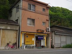 笠岡ラーメンを「山ちゃん」でいただきます。この店は朝５時から営業。朝ラーできます。