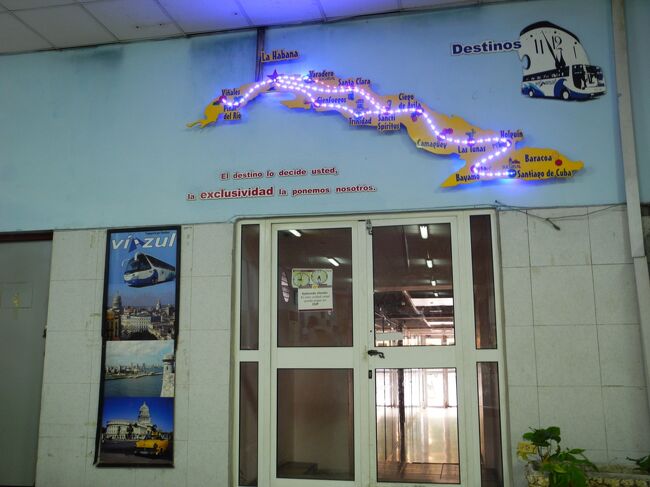 バスの待合室の壁にはViazulバスのルートを示すＭＡＰが掲示されていました。<br />また、ここの２階にはちょっとした売店があるので、お菓子やドリンクが購入できました。<br /><br /><br />