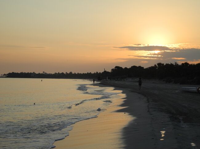 ホテル前のビーチでの朝焼けです。<br />