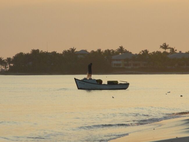 翌朝ホテル前のビーチに出ると、地元の漁師さんが早朝から投網漁を行っていました。