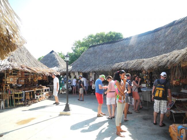 市内道路沿いにはいくつか土産が売っている店があります。<br />