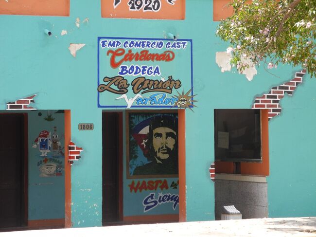 パステルカラーの建物にチェ・ゲバラが描かれています。