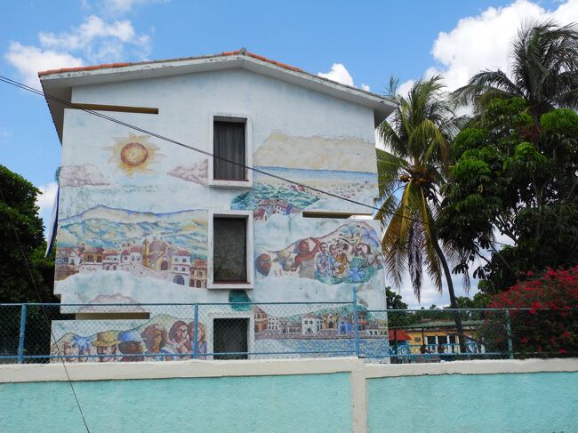 壁画が描かれている建物もありました。