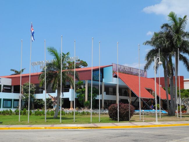 ショッピングセンターには土産物屋の他にちょっとしたスーパーがありました。<br />ここでは自分のお土産とキューバ製のチョコレートを購入しました。<br />☆ハバナの空港では売店が少ないのとキューバ製のお菓子が売っていなかったので、お土産用チョコレートを買われる方はお勧めです。<br />