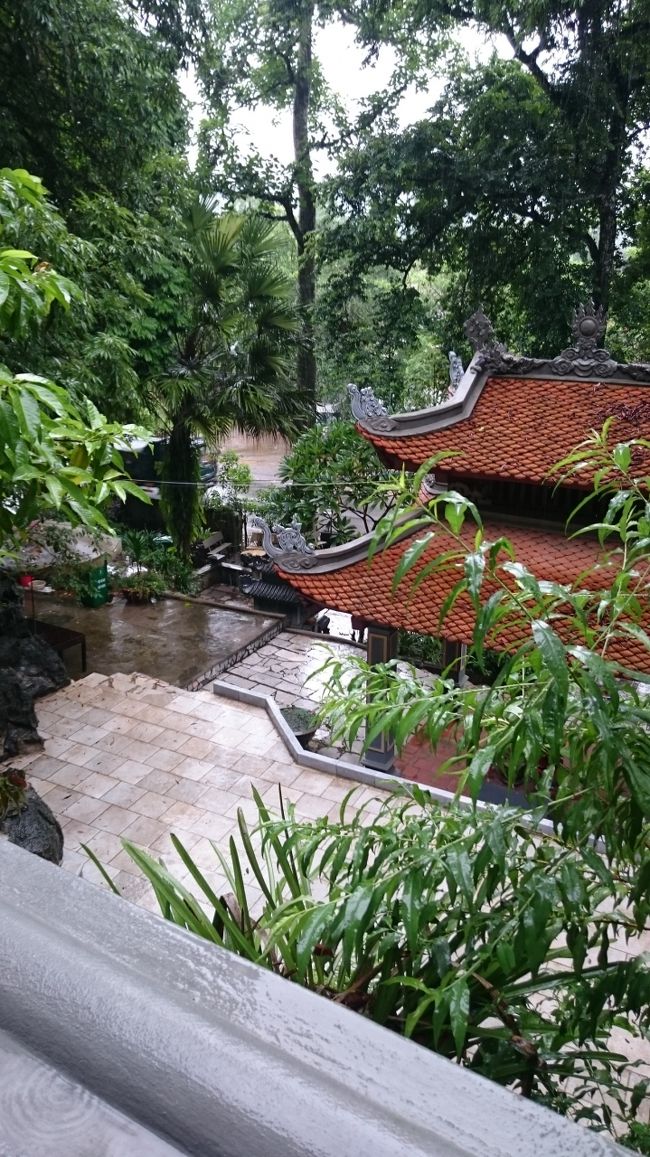 途中で北ベトナムを統括していた将軍が眠っていると言うお寺に寄ります。<br />ガイドの男の子が説明してくれるのですが、ベトナムの歴史に詳しくないので、ふわっとしかわからない…。<br />もっと勉強してからくれば良かった。