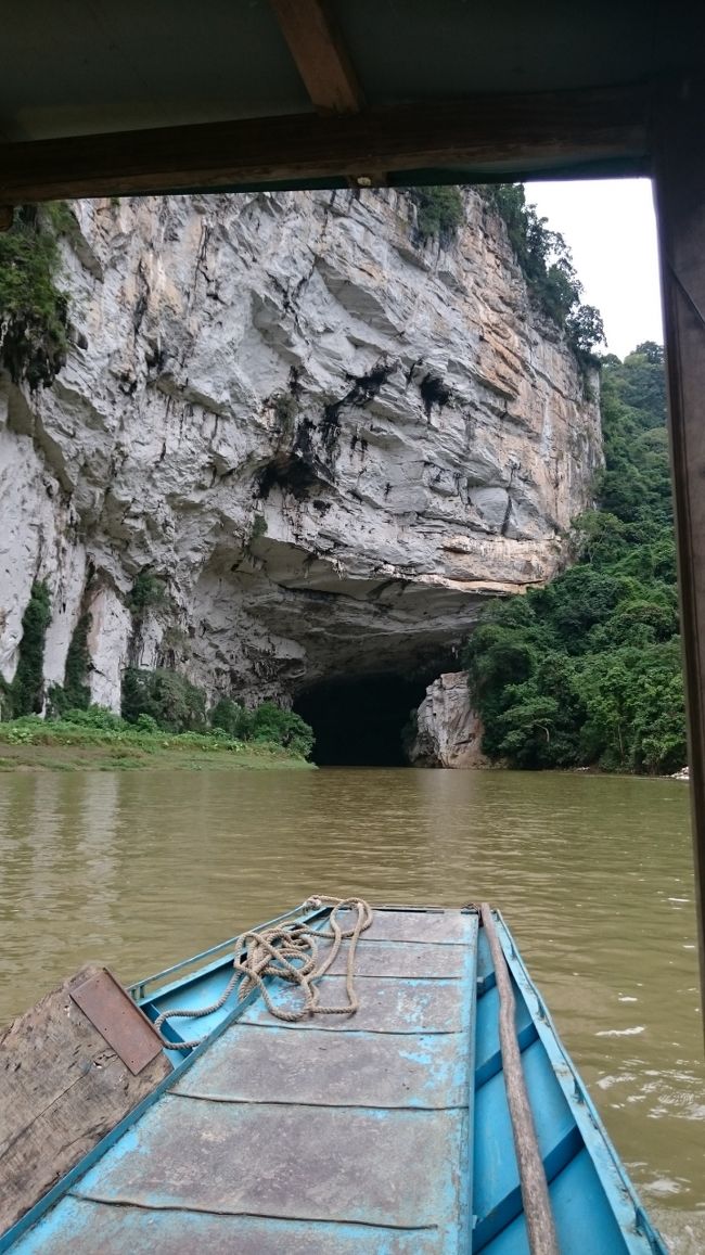 ボートをその場でガイドさんが手配したらドライバーさん以外みんなで乗船し、流されるまま向かいます。<br />リアルジャングルクルーズみたい！
