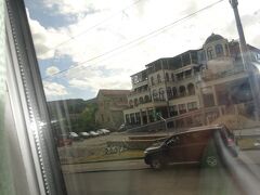 左の教会はアンティスハティ教会です。（トビリシでは現存最古と言われる６C創建の三廊式バシリカ様式の教会です。）