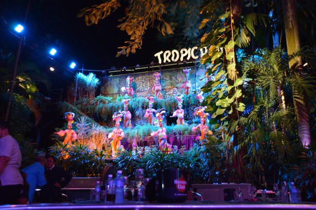 テーブルの後ろ側にもダンサーが踊っていた。あまり見られること無くただひたすら踊っていた。これは新人かな。<br />終わったら午前１時前。そこからタクシーに乗るも、帰りは普通車なのに３０CUCした。でも、夜中で一人で乗っていても全然怖くなかった。<br />やはり、街は安全が一番。