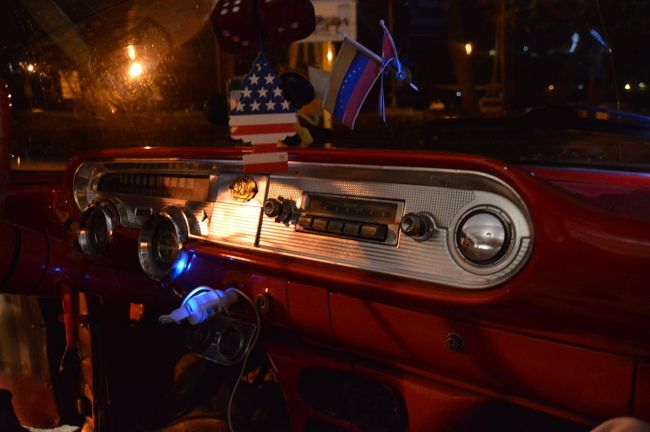 夜、することないのでキャバレー・トロピカーナに行ってみる。<br />旧市街からタクシーに乗る。クラッシックカーで３０CUCと言われるも、普通のタクシーで結構というとそのまま２０CUCで交渉成立。３０分ほどかかった。車の内装は派手。隣に乗る。<br />