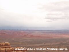 ミューレイ・ポイント(Muley Point)

モキ・ダグウェイ(Moki Dugway)を上りシーダー・メサ(Cedar Mesa)の台地に入ってすぐの場所にある展望台です。モニュメント・バレー(Monument Valley)まで見下ろすことができます。


ミューレイ・ポイント：https://en.wikipedia.org/wiki/Muley_Point_(San_Juan_County,_Utah)
シーダー・メサ：https://en.wikipedia.org/wiki/Cedar_Mesa
モニュメント・バレー：https://ja.wikipedia.org/wiki/%E3%83%A2%E3%83%8B%E3%83%A5%E3%83%A1%E3%83%B3%E3%83%88%E3%83%BB%E3%83%90%E3%83%AC%E3%83%BC