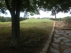 実物の古墳を見に行きます。

前円後円墳
韓国はこの形が好きですね。