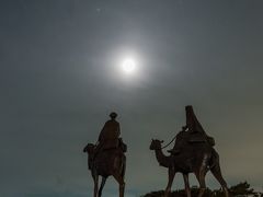 鴨川から御宿に戻ったのが8時半。天の川撮影では月が出ていてはまずい。今夜の月の入りは夜中の12時。それまで時間があるので、月の沙漠公園の駐車場を車中泊の場所として、少し仮眠を摂る。
しかし、その前に西の空に輝いている月を背景に月の沙漠記念公園にあるラクダに乗った王子と王女の銅像を一枚記念写真。昼間見るとちょっと俗っぽい感じがする銅像だが、月が輝く夜空を背景に撮ると抒情的な感じが出て悪くない。
ちょっと気になるのは、昼間と打って変わって薄雲が広がってきたことだ。