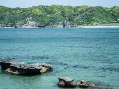 再び、勝浦へ。
勝浦市街を通り越し、鵜原海水浴場へ。電車でもＪＲ外房線鵜原駅から歩いて７分ほどのところ。この海水浴場がある半島状に岬が突き出たリアス式海岸が鵜原理想郷と呼ばれている景勝地である。小さい岬がいくつかあり、それらをめぐるハイキングコースが作られている。標高差６０〜７０ｍ程度で一周2.3kmで、ハイキングというより、散策路である。スニーカーで十分。
