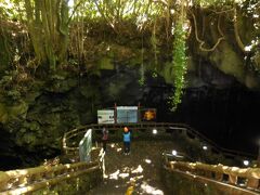 こちらが世界最長の溶岩洞窟、マンジャングル（万丈窟）の入り口です。わくわく。