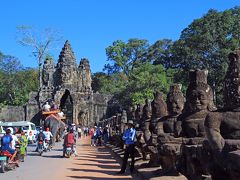 一度ホテルに戻って朝食をとったのち、アンコール遺跡の小回り観光です。
まずはアンコール・トムの南大門をくぐります。
