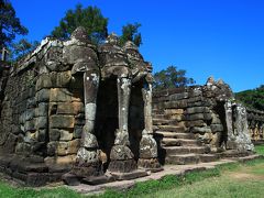 続いて、王宮跡、ピミヤナカスとみて、象のテラスとライ王のテラスから
外に出ます。
こちらは象のテラスで、象の鼻が柱となっているのがわかるでしょうか？