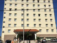 やっと着いた！
石垣空港からバスで離島ターミナルへ。そこから１５分ほど歩いて着いた本日のホテル。ああああっつーい。
只今の時刻は17：00。
家を出て11時間30分後のことでした。
疲れたー。