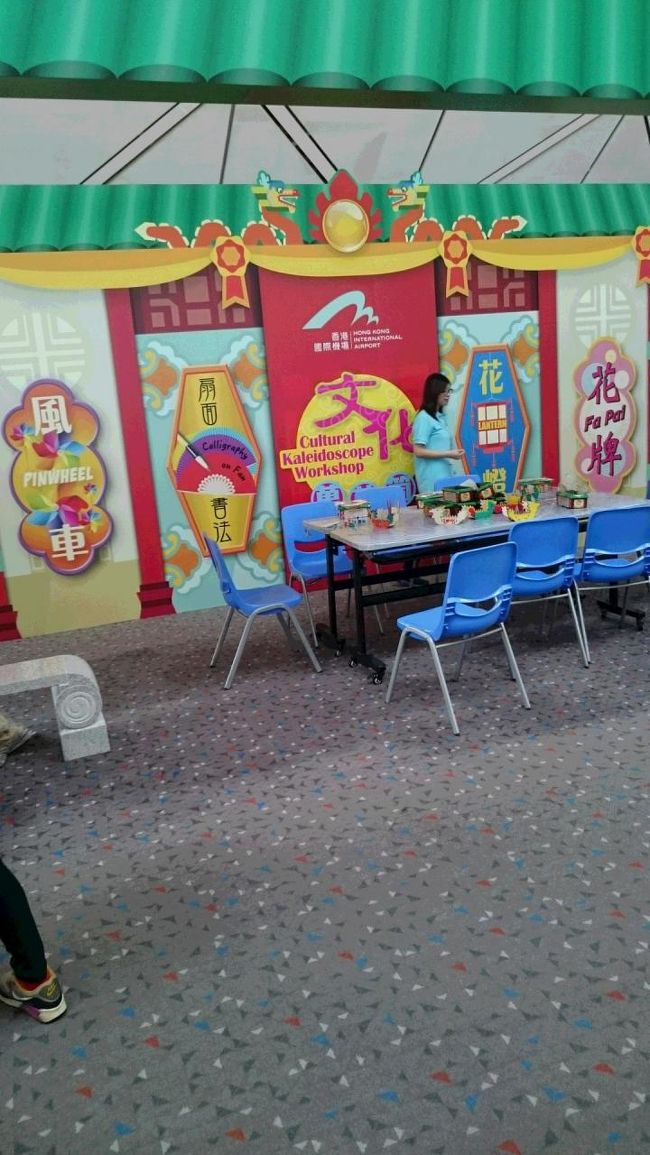 このブースは、フリーでドラゴンの形をした<br />小物入れが造れます。