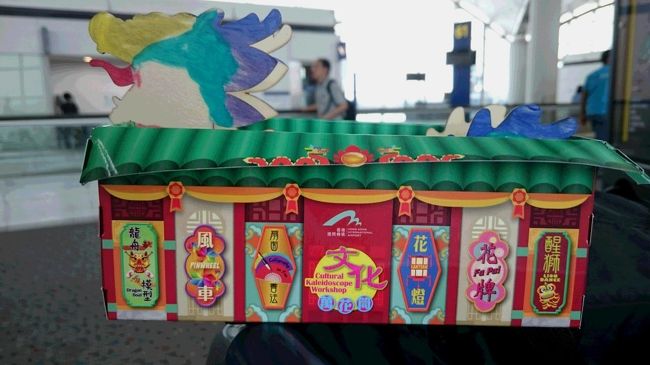 外の箱がかわいい。<br />中には、木の小物入れのドラゴンが入ってます。<br />自分の好きな色を塗れます。<br />時間がなく、途中で色塗り終了です。<br />自宅で顔を造ります。いい記念品になりました。<br />そろそろ、離陸します。香港よ！さようなら・・・<br />