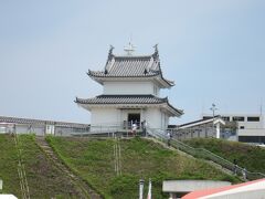 会場は宇都宮城址公園なので､視線を上にしてみれば土塁の上に櫓が立っています｡