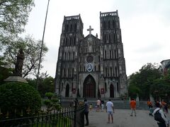 ○ハノイ大教会

本来の目的はニャートー通りだったが、一応ハノイ大教会も見ておく。

リーオックス通りから奥まった所に「何とか自立している朽ちた建物」の記憶があったが、リーオックス通りのほんの目の前だった。
それなりに経年劣化はしているが、５年前の記憶よりは立派な教会だった。

前回の印象は酷く悪かったようだ。