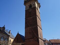 鐘楼、Beffroi (Kappelturm)
13世紀末、かつては教会の鐘楼でしたが内陣と鐘楼を残して他の教会堂部分が破壊され、現在は鐘楼単独で残されているそうです。

内陣部分の建物は観光案内所となっているそうです。